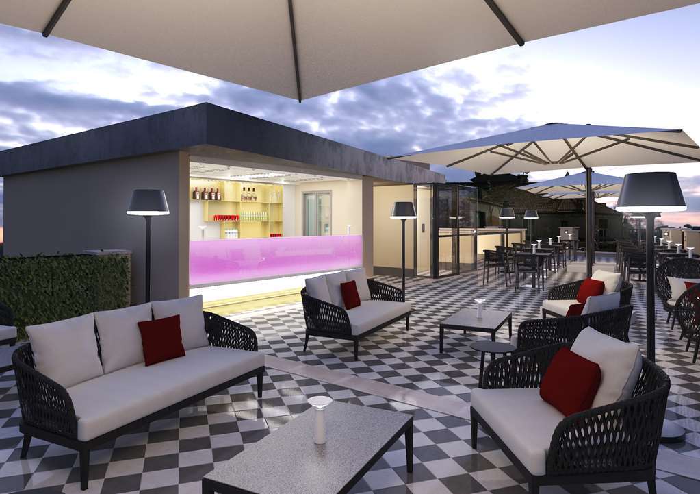 Nh Collection Roma Fori Imperiali Hotel Servis gambar Rooftop bar